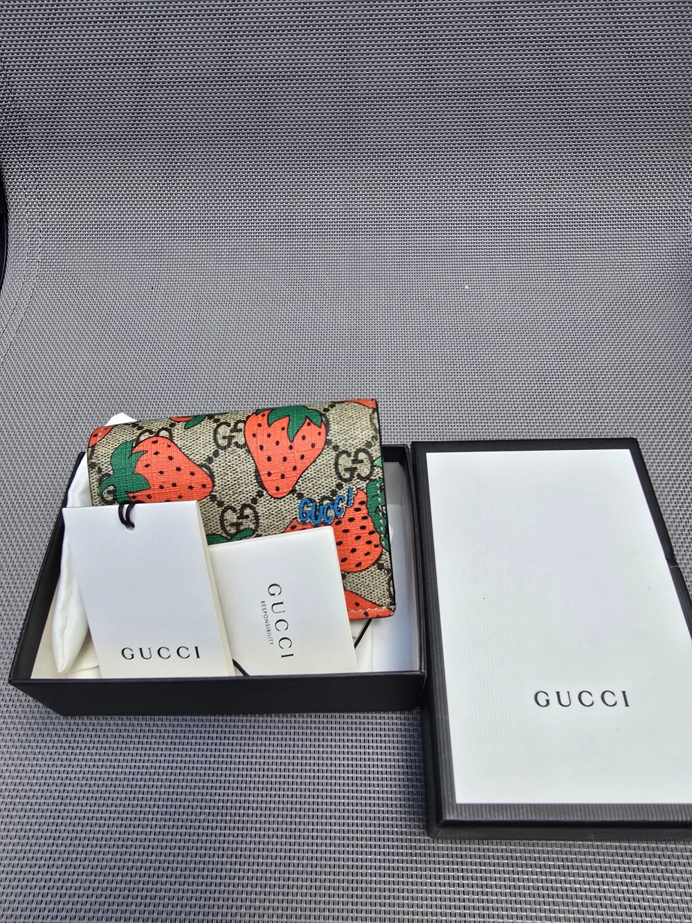 💯 Authentic Gucci Strawberry GG Supreme Bifol Card Case/Wallet - Picture 3 of 12